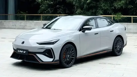 全新一代长安UNI-V到店，兰博基尼既视感，取消格栅 + 14.6 英寸大屏